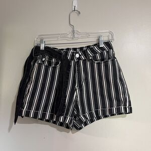 Woman’s Levi Denizen Mom Shorts Size 5 Denim Tie Belt